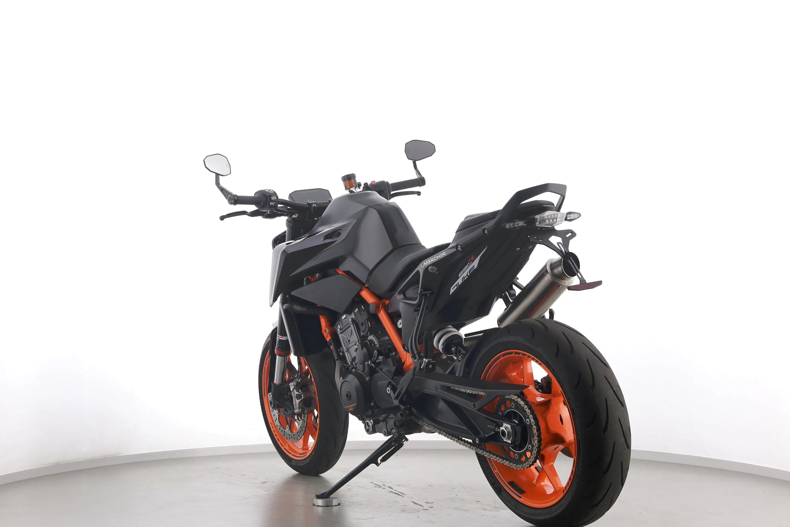 890 DUKE R