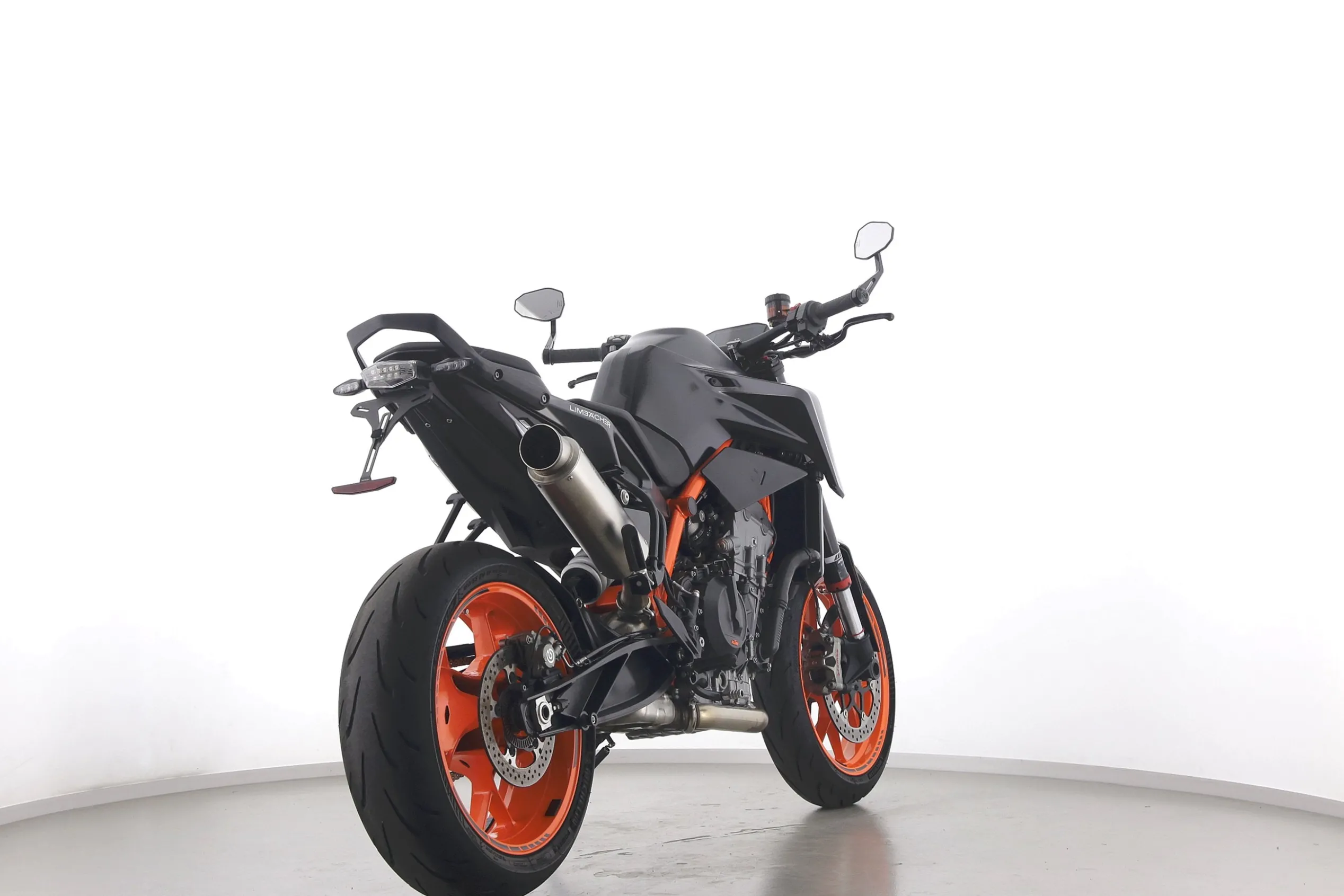 890 DUKE R