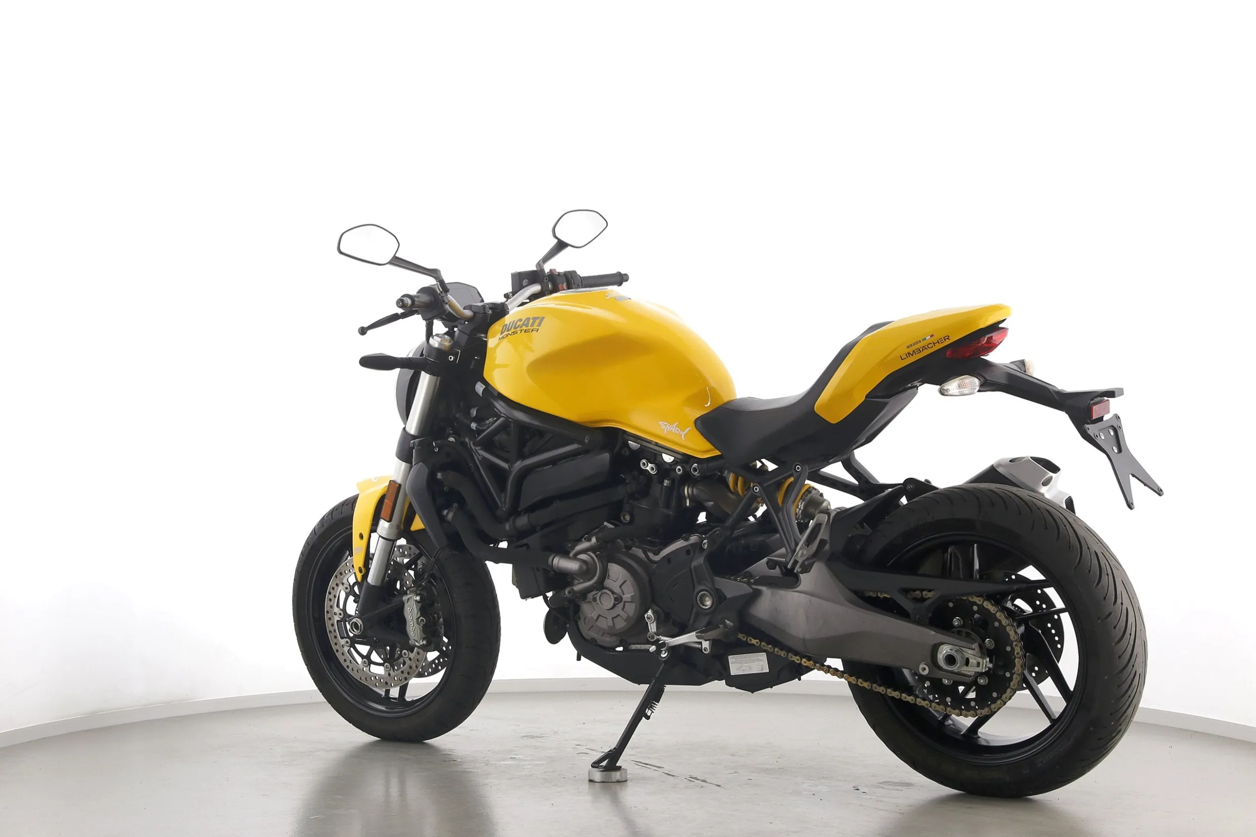 MONSTER 821