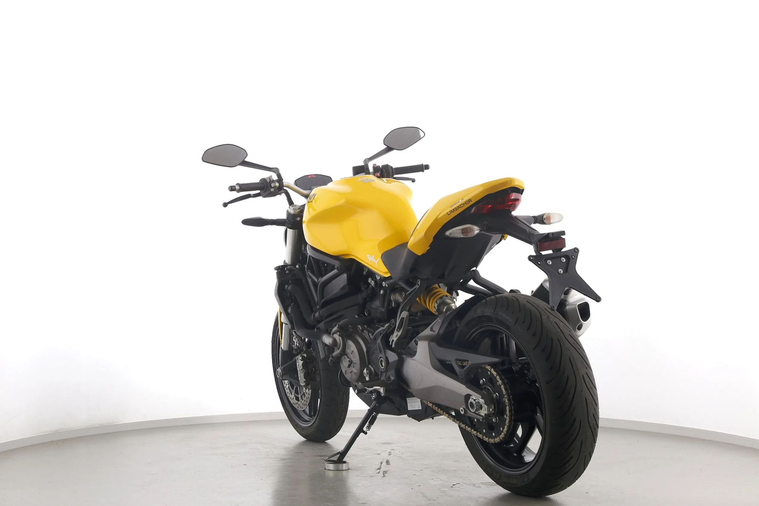 MONSTER 821