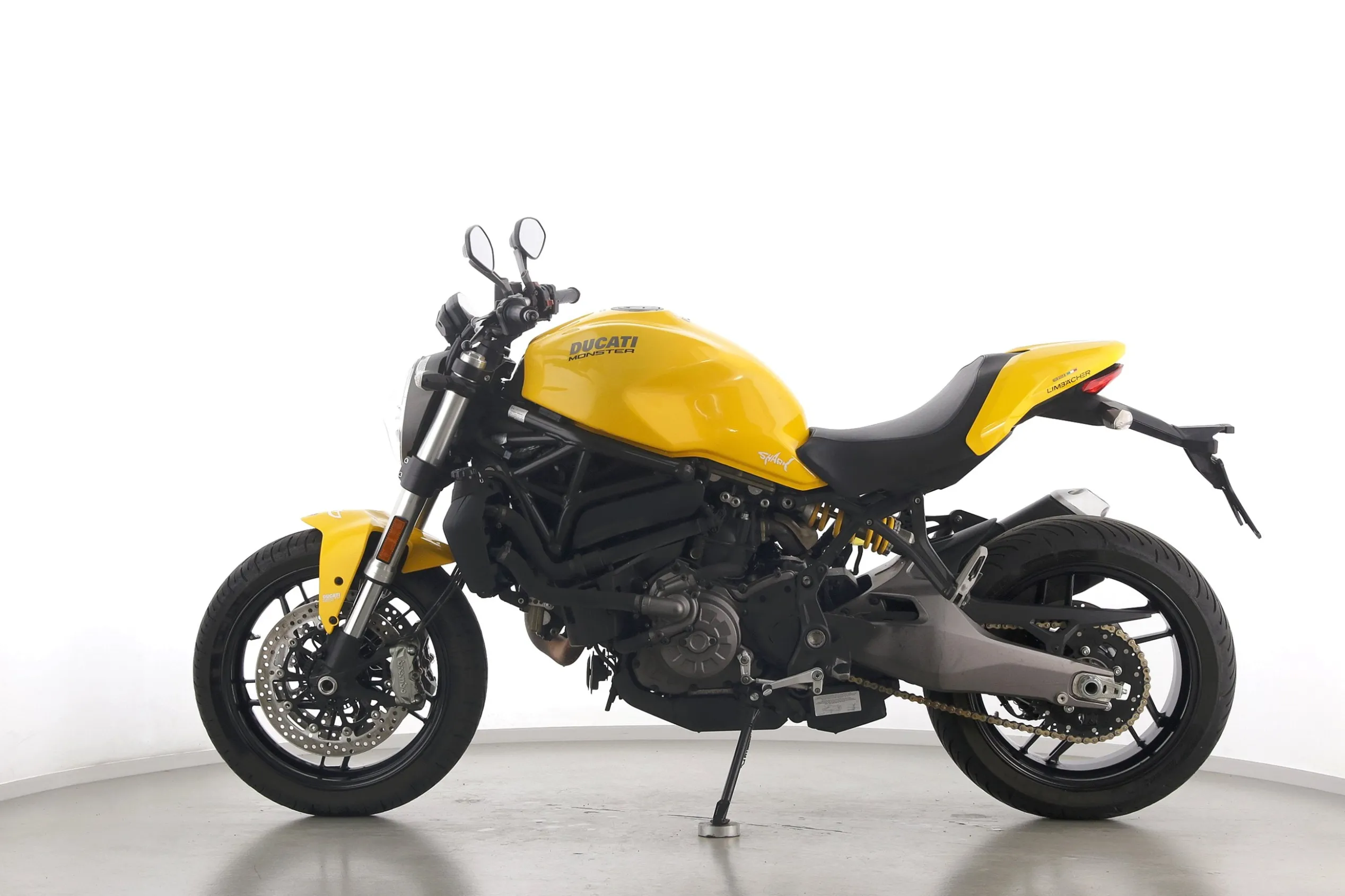 MONSTER 821