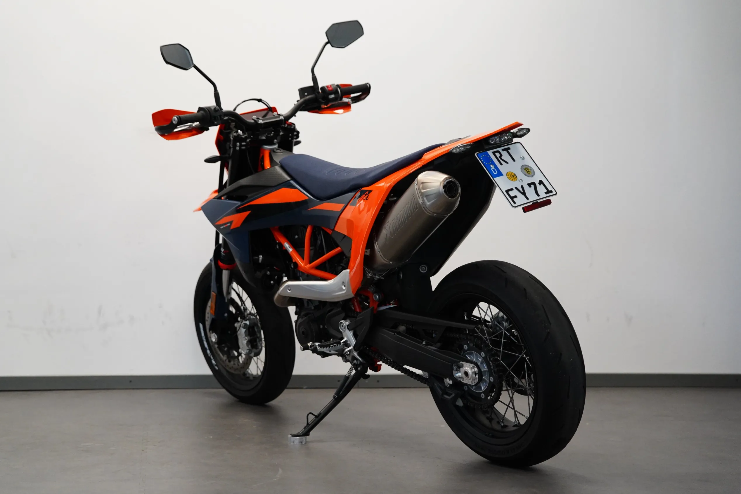 690 SMC R RT