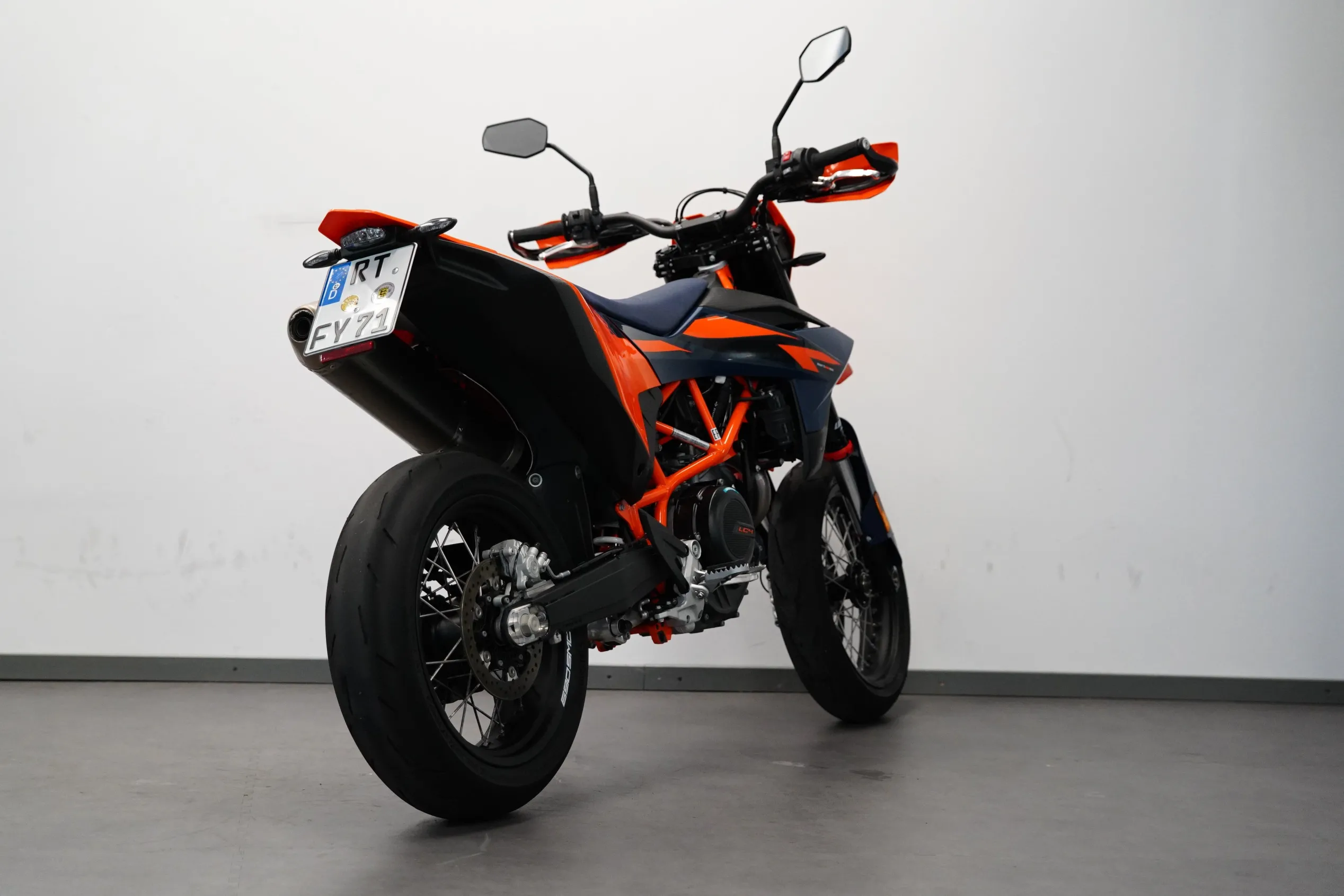 690 SMC R RT