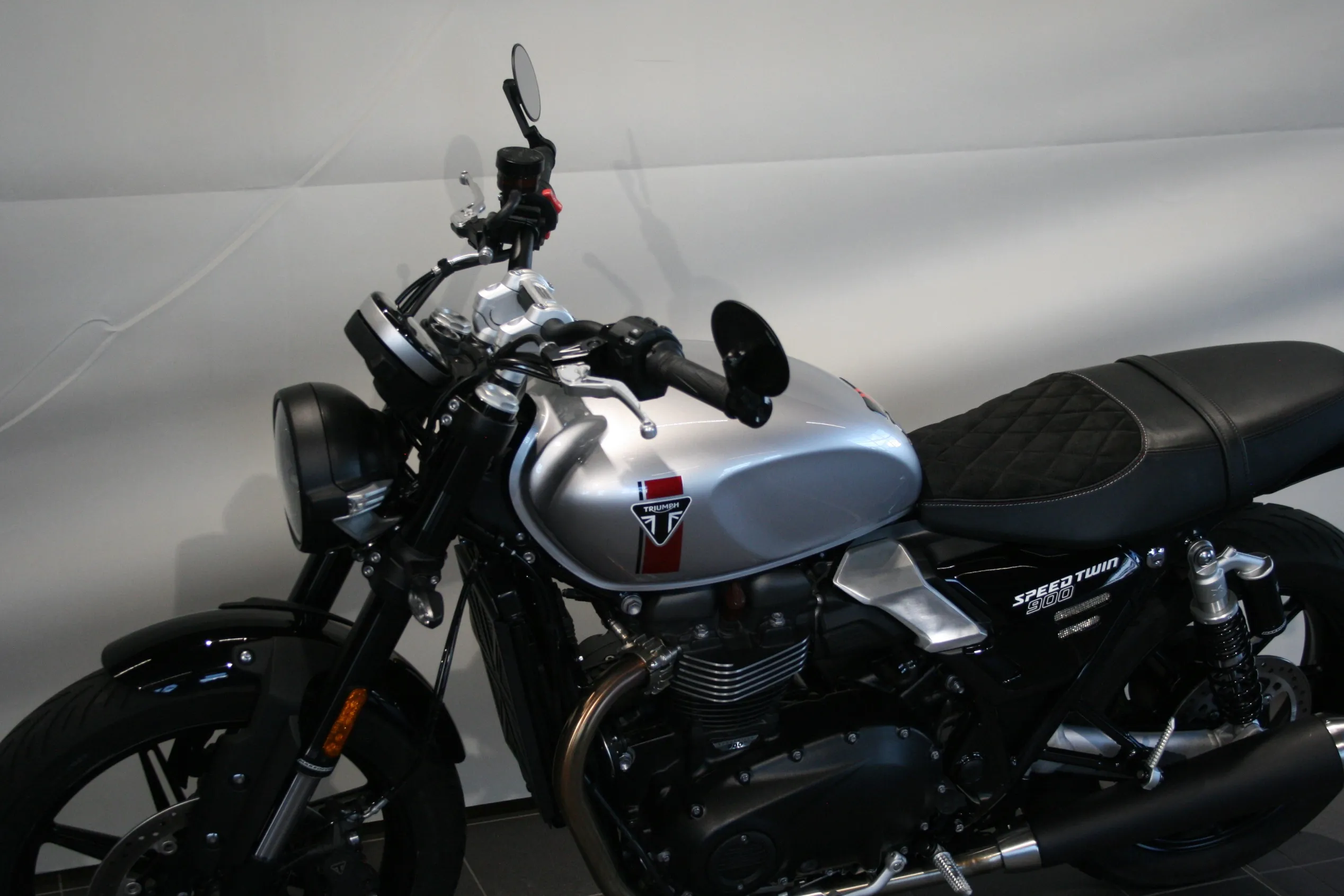 SPEED TWIN 900